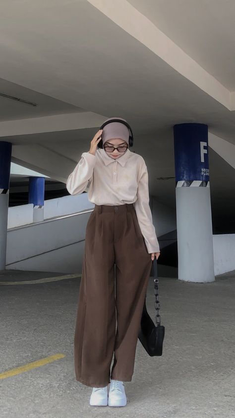 Choco Outfits, Outfit Celana Kulot, Outfit Ideas Muslim, Hijabi Outfits, Outfit Hijab, Ootd Hijab, Modest Fashion Outfits, Loose Pants, Hijab Outfit