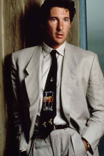 #Hollywood #Style #Fashion #trends #bespoke #luxury Style like your favourite Hollywood star. 1980s Mens Fashion, American Gigolo, 80s Suit, 1980s Men, 80s Fashion Men, 1980s Fashion Trends, A Man In A Suit, 80s Fashion Trends, Armani Suits