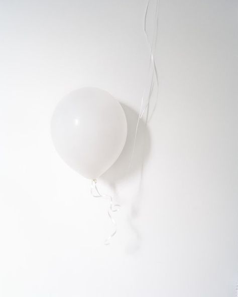 High Key Photography, White Balloons, White Noise, White Hot, Aesthetic Colors, Shades Of White, White Space, White Aesthetic, 인테리어 디자인