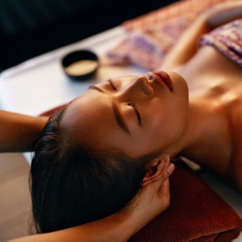 Getting clients to come back into the spa can be a tricky task even if you have amazing treatments for them. Mark Lees broke down how you can keep your clients coming back with no concerns. Chicago Spa, Indian Head Massage, Spa Massage Room, Massage Room Design, Massage Packages, Chinese Massage, Healing Techniques, Ancient Healing, Spa Packages