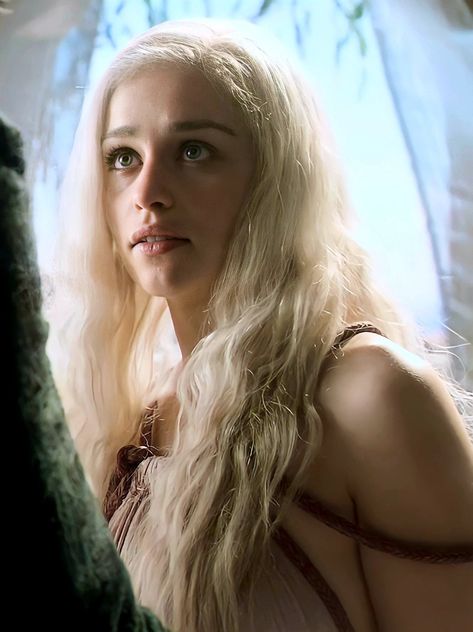 (20) Preben Pedersen / Twitter Daenerys Icon, Emilia Clarke Pics, Daenerys Targaryen Icons, Sherilyn Fenn, Stealing Beauty, Game Of Thrones Artwork, Game Of Throne Daenerys, Game Of Thrones Dragons, Game Of Thrones Houses