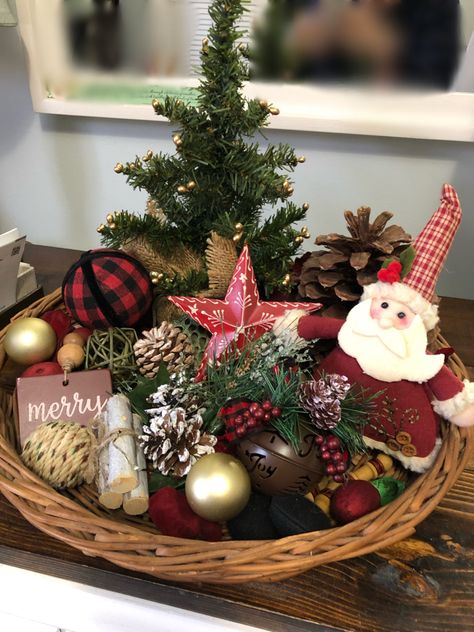 Christmas Basket Decor, Small Christmas Decor, Ideas Decoracion Navidad, Decorating Ideas For Christmas, Christmas Tree Decorating Ideas, Tree Decorating Ideas, Christmas Centers, Christmas Tree Decorating, Christmas Vignettes