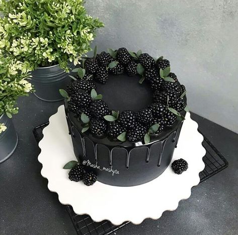 Blackberry Cake, Black Cake, Cake Decorating Piping, Pretty Dessert, Simple Birthday Cake, Crazy Cakes, Dream Cake, Pretty Birthday Cakes, Just Cakes