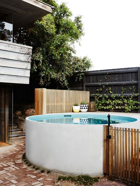 Matt and Carly Skinner — The Design Files | Australia's most popular design blog. Tank Pool, Round Pool, Pool Garden, Small Pools, Plunge Pool, Swimming Pool Designs, Small Backyard Pools, Garden Pool, Above Ground Pool