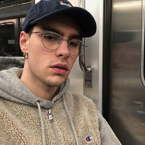 Round Glasses Men, Stylish Glasses For Men, Boys Glasses, Metal Eyeglasses, Stylish Glasses, Aesthetic People, Tumblr Boys, Boy Photography, Mens Glasses