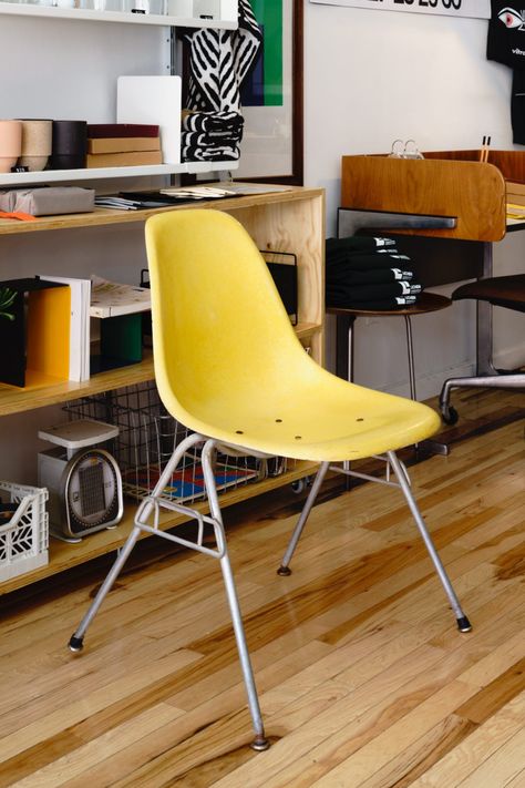 A vintage yellow Eames Shell Chair. Herman Miller Office, Herman Miller Chair Eames, Herman Miller Chair, Modern Vintage Furniture, Shell Chair, Modern Chair, Mid Century Modern Chair, Selling Furniture, Herman Miller