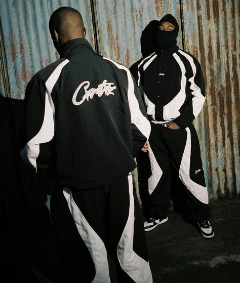 Corteiz Tracksuit, Streetwear Photoshoot Ideas, Crtz Rtw, Streetwear Photoshoot, Hoodie Sewing, White Tracksuit, Tracksuit Outfit, Men Tracksuit, Joggers Outfit