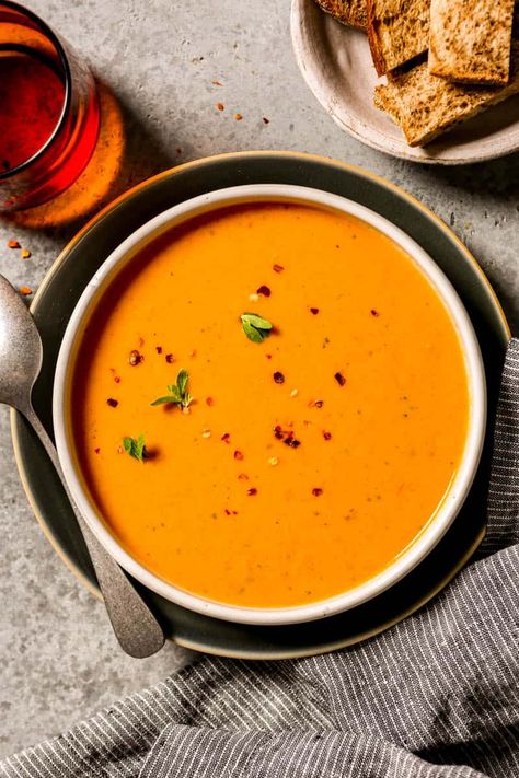 Easy Creamy Roasted Garlic Tomato Soup Roasted Garlic Tomato Soup Recipe, Tomato Soup Creamy, Roasted Garlic Tomato Soup, Garlic Tomato Soup, Tomato Florentine Soup, Soup Creamy, Chicken And Cabbage, Garlic Soup, Roasted Onions