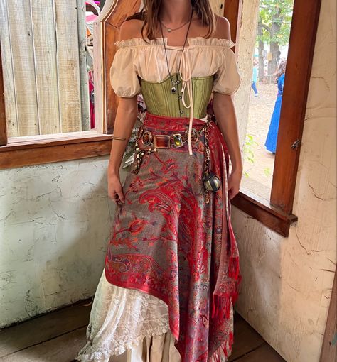 renaissance skirt with corset and lace layered skirt Renisance Costumes Halloween, Renfair Costume Ideas, Ren Fest Barbarian, Medieval Outfit Inspiration, Larp Women Outfits, Rennisance Festival Costume, Layered Ren Faire Outfit, Modern Renisance Outfits, Modern Rennaisance Outfits