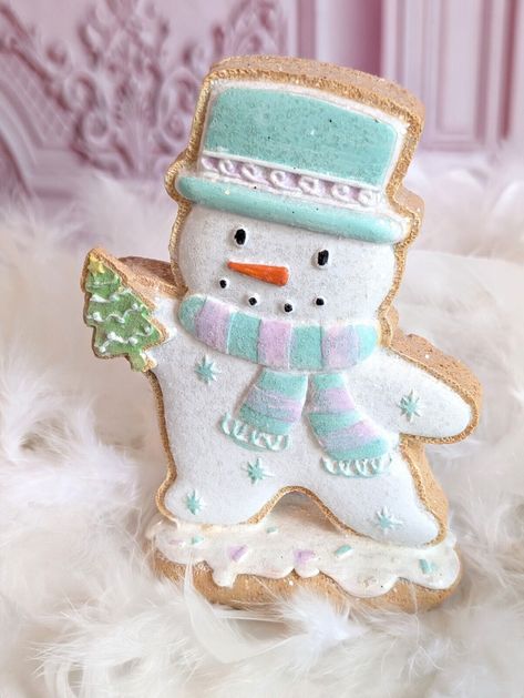 Pastel Gingerbread, Gingerbread Snowman, Pink Gingerbread, Pink Christmas Decorations, Shabby Chic Christmas, Shabby Chic Pink, Sweet Shop, Pretty Christmas, Chic Christmas