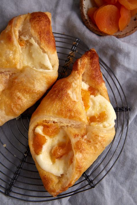 Homemade Apricot Cream Cheese Danishes - Easy Southern Desserts Gruyere Puff Pastry, Apricot Pastry, Apricot Danish, Cream Cheese Danishes, Apricot Filling, Cheese Danishes, Cream Cheese Pastry, Pepperidge Farm Puff Pastry, Dried Apricot