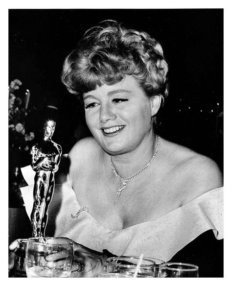 Shelly Winters with her Oscar for "A Patch of Blue" 1965 Frank Movie, Shelley Winters, Hollywood Photography, Old Hollywood Movies, Old Hollywood Glam, Academy Award Winners, Oscar Winners, Anne Frank, Golden Age Of Hollywood