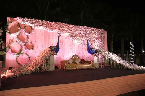 Wedding Pandal Design, Indoor Stage Decorations Wedding, Indian Reception Stage Decoration Backdrops, Reception Stage Decoration Indian Indoor, Reception Stage Decoration Backdrops, Stage Decorations Wedding, Indian Wedding Decorations Receptions, Saree Function, Small Wedding Decor