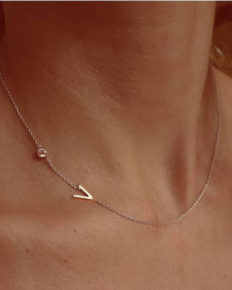 V Necklace Gold, V Letter, Hello Fashion, Letter Bracelet, Letter V, Letter Pendants, Letter Necklace, Women Life, Hair Trends