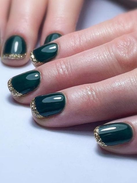 Short emerald green and gold French tips Dark Green Nails With Gold Tips, Xmas Nails Green And Gold, Green Nails Gold Tips, Christmas Green And Gold Nails, Green With Silver Nails, Gold And Dark Green Nails, Green Nails With Gold Tips, Green Glitter Nail Designs, Green And Gold Holiday Nails