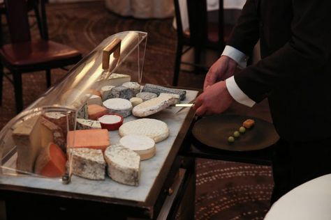 Cheese Trolley Restaurant, Commerical Kitchen, Cheese Restaurant, Cheese Game, Food Spread, Cheese Bar, Dessert Presentation, French Restaurant, French Cheese