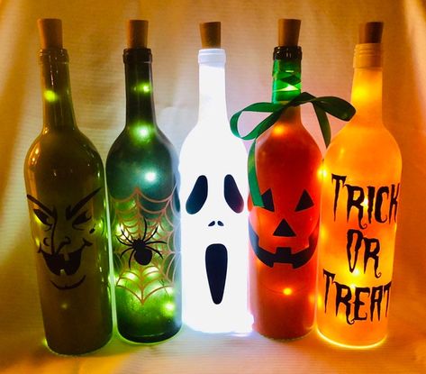 Halloween Pub Decorations, Halloween Wine Bottle Crafts, Festa Hotel Transylvania, Wine Bottle Lights, Pub Ideas, Halloween Wine Bottles, Holiday Wine Bottles, Halloween Bottles, Decoration Restaurant