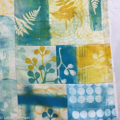 What I learned from printing lots of fabric with gelatin plate - Linda Germain Linda Germain, Monotype Printmaking, Gelli Printing Art, Gelli Plate Art, Gelli Plate Printing, Fabric Embellishment, Hand Printed Fabric, Gelli Printing, Gel Art