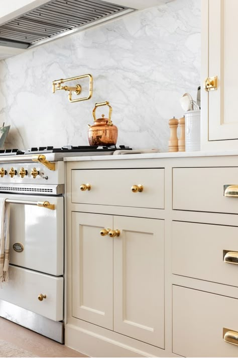 Kitchen brass handles Mcgee Kitchen, Kitchen With White Cabinets, Armac Martin, Kitchen Farmhouse, Kitchen Hardware, Kitchen Inspiration Design, Interior Modern, Studio Mcgee, Kitchen Diner