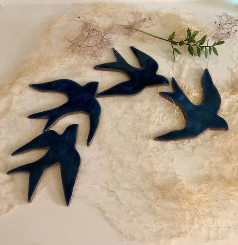 Ceramic Bird Wall Art, Decoration Terracotta, Ceramic Birds Wall, Ceramic Birds Sculpture, Pottery Birds, Bird Pottery, Art Studio Storage, Bird Ceramic, Terracotta Wall Art