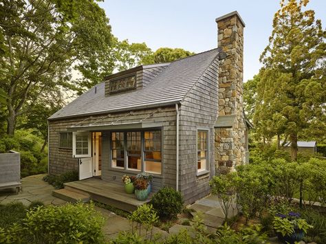 Adorable Guest House in the USA, design, décor, interior, wooden ... Hamptons Architecture, Rustic Beach House, Hamptons Beach House, Slate Patio, Hamptons Beach, Robert Young, Wood Facade, Tiny House Movement, Mountain Homes