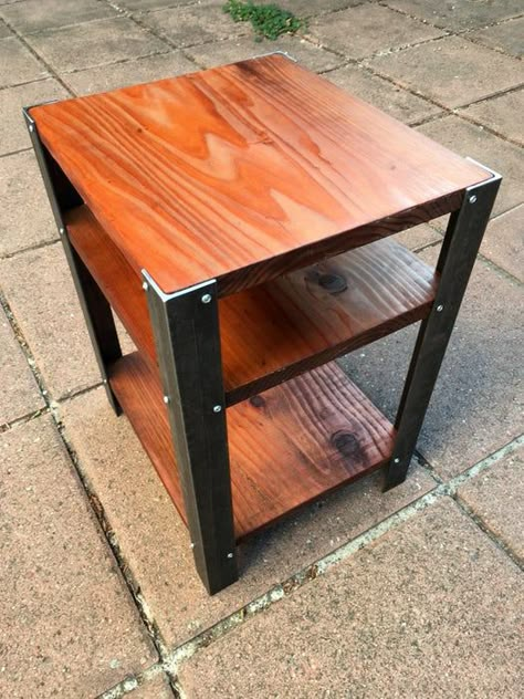 End Table Diy, Diy Industrial Furniture, Modern Industrial Furniture, Welded Furniture, Small End Tables, Metal Furniture Design, Metal Side Table, Wood End Tables, Steel Table