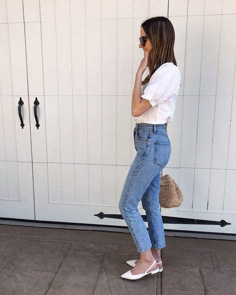 Jeans And Flat Sandals Outfit, White Flats Outfit Work, Slingback Flats Outfit Summer, White Slingback Outfit, Slip On Flats Outfit, Ootd Flat Shoes, White Slingback Flats, Agolde Riley Jeans Outfit, Flat Sandals Outfit Jeans