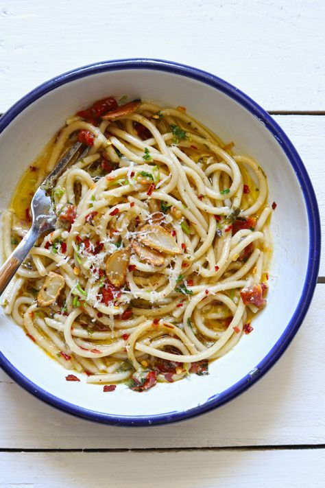 Spaghetti Aglio Olio Recipe (One Pot Pasta) - Fun FOOD Frolic Alio Olio Pasta Recipe, Spaghetti Aglio Olio Recipe, Aglio Olio Recipe, Pesto Sauce Recipe, Spaghetti Aglio Olio, Easy Pasta Recipe, Ip Recipes, Garlic And Olive Oil, Spaghetti Aglio