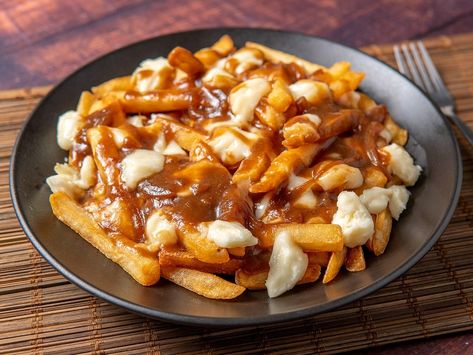 Poutine Might Be the World’s Biggest New Comfort-Food Trend Poutine Fries, Poutine Recipe, Canadian Dishes, Cake Courgette, Canada Food, Cheese Curds, Canadian Food, Food Names, Poutine