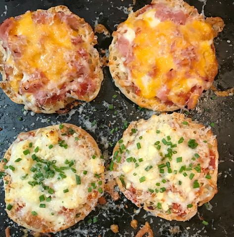 English Muffin Pizzas English Muffin Pizza, A Southern Soul, Ham Pizza, Pizza Muffins, Pizza Snacks, Pizza Ingredients, Sheet Pan Dinners, English Muffin, Easy Appetizer Recipes