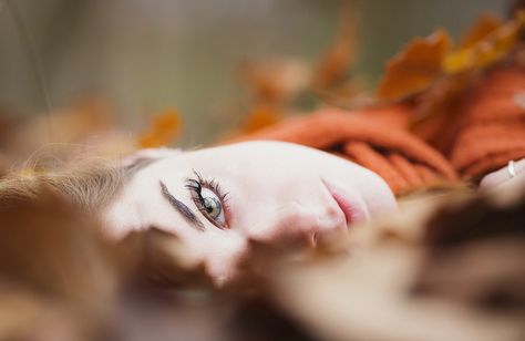 Autumn Photography Portrait, Outdoor Pics, Fall Portraits, Outdoor Portraits, Foto Poses, Fall Photoshoot, Photography Poses Women, Shooting Photo, Fall Pictures