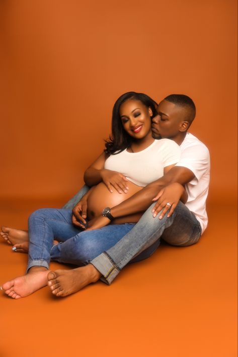 Black Pregnancy Photos Couples, Black Couple Maternity Pictures, Maternity Photography Black Couples, Couple Pregnancy Pictures, Shooting Photo Couple, Pregnancy Poses, Bump Pics, Bump Shoot, Studio Maternity Shoot