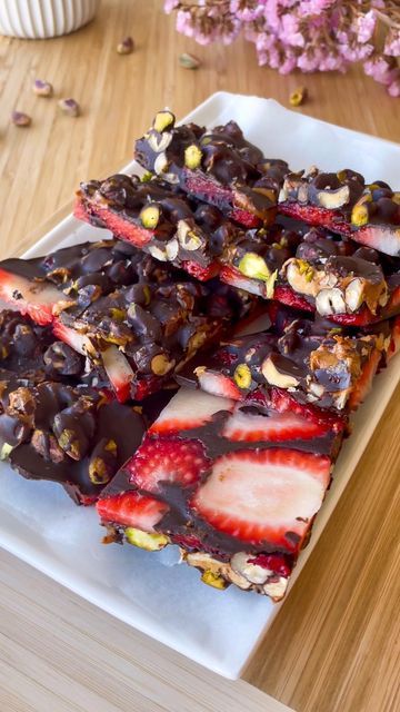 Chocolate Peanut Butter Strawberry Bars, Dark Chocolate Fruit And Nut Bark, Chocolate Strawberry Bark, Strawberry Chocolate Bar, Strawberry Chocolate Bark, Strawberry Peanut Butter Chocolate Bark, Chocolate With Coconut Oil, Strawberry Bark, Fruit Bark