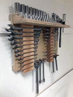 werkzeugspeicher organisierte ideen garage designs beste Officine In Garage, 1000 Lifehacks, Overhead Garage Storage, Garage Storage Solutions, Garage Tool Storage, Tool Storage Diy, Garage Organize, Garden Tool Storage, French Cleat