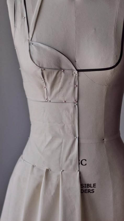 Bodice Draping Ideas, Patternmaking For Fashion Design Pattern, Dress Bodice Ideas, Fashion Designing For Beginners, Fashion Design Tips, Fabric Draping Techniques, Draping Techniques Tutorials, How To Make A Dress, Neckline Alterations