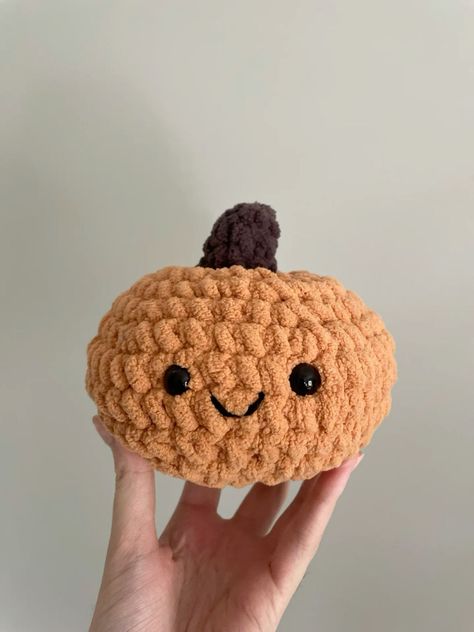 Cute Fall Crochet Plushies, Crochet Pumpkin Stuffed Animal, Fall Crochet Stuffies, Fall Crochet Plushie Patterns, Cute Crochet Pumpkin, September Crochet Ideas, Fall Crochet Stuffed Animals, Pumpkin Spice Crochet, Autumn Crochet Plushies