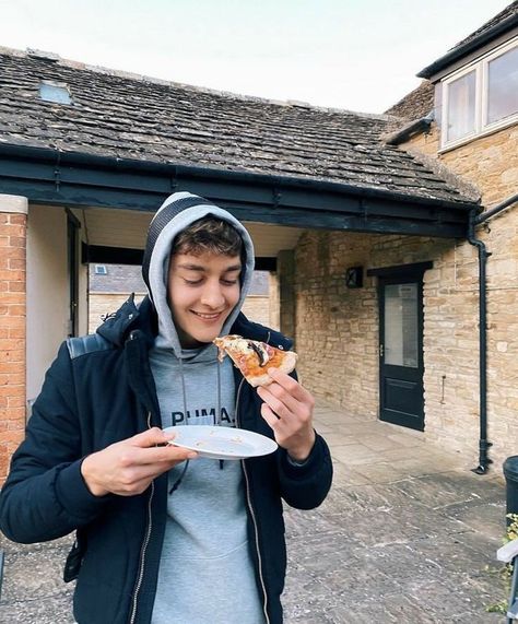 Lando Norris Instagram, Eating Pizza, George Russell, Pierre Gasly, Lando Norris, Story Instagram, Pizza, Books, Pizzas