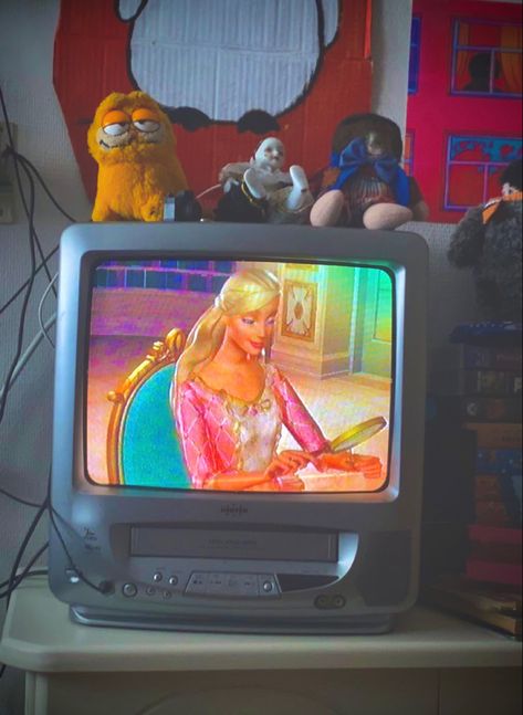 Y2k Tv Aesthetic, 2000s Reality Tv Aesthetic, Vintage Nostalgia Aesthetic, Y2k Nostalgia Aesthetic, Late 90s Early 2000s Nostalgia, 2000s Tv Aesthetic, 2000s Pictures Aesthetic, Nastalga Aesthetic 2000s, Barbie 2000s Movies