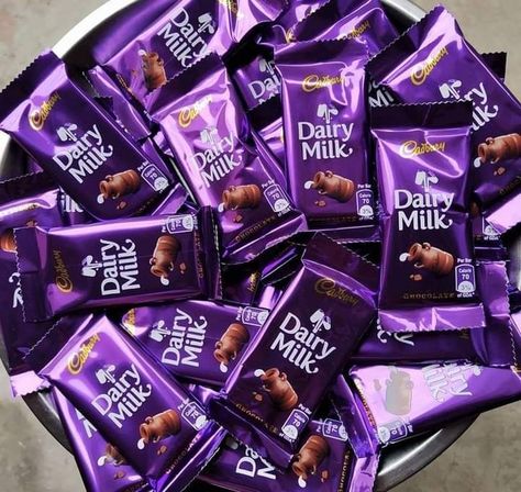 NudeFood on Twitter: "Who loves Chocolates? 🤤❤️🍫… " Chocolate Calories, Dairy Milk Silk, Milka Chocolate, Happy Chocolate Day, Eating Food Funny, Chocolate Fudge Frosting, Chocolate Photos, Chocolate Pictures, Purse Design