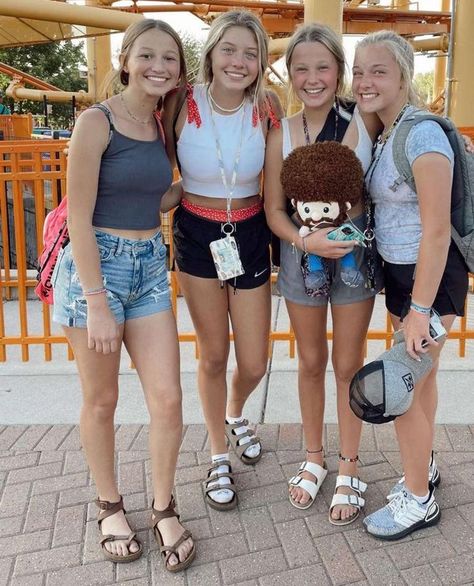 Yara Birkenstock Outfit, Birks Outfit, Birkenstock Yara, Friends Pic, Girly Girl Outfits, Socks And Sandals, Birkenstock Shoes, Cute Shorts, Girls Wear