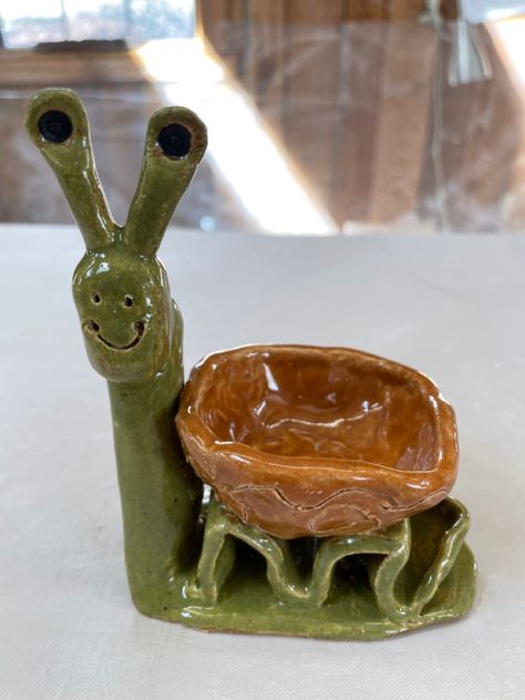 Snail Plant Pot, Clay Snail Diy, Snail Pinch Pot, Ceramics Projects Easy, Kids Pottery Ideas, Kids Pottery Projects, Cute Pinch Pot Ideas, Snail Pottery, Ceramic Snails