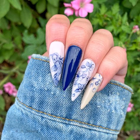 Betta Fish Nail Art, Koi Fish Nails Acrylic, Koi Fish Nail Design, China Pattern Nails, Koi Nail Art, Delft Nails, Coy Fish Nails, Blue China Nails, China Nails Design