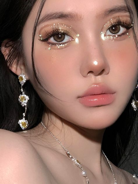 Goddess Makeup, Angel Makeup, Silver Makeup, Rhinestone Makeup, Gold Eye Makeup, Douyin Makeup, Eye Makeup Styles, Cute Eye Makeup, Korean Eye Makeup