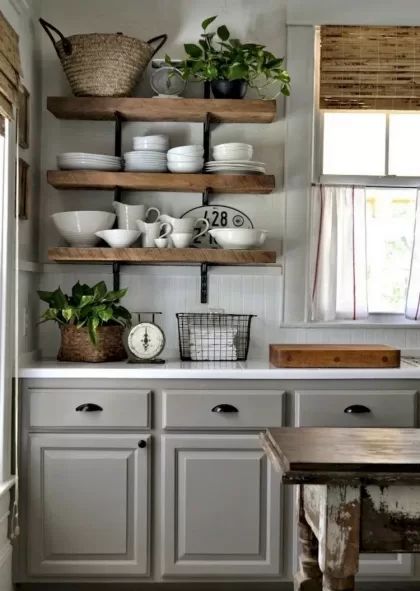 Cuisine rustique relookée : 7 étapes à suivre pour la moderniser à moindre coût et de façon express Small Apartment Kitchen Decor, Warehouse Kitchen, Серая Кухня, Small Apartment Kitchen, Rustic Kitchen Cabinets, Kitchen Decor Apartment, Farmhouse Kitchen Cabinets, Fabulous Kitchens, Creative Kitchen