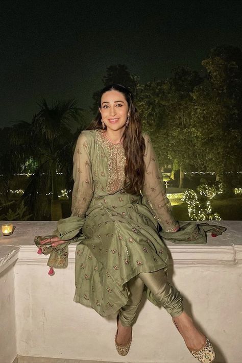 Karishma Kapoor Outfits, Mumbai Wedding, Karishma Kapoor, Girl Actors, Alia Bhatt Photoshoot, Floral Lehenga, Karisma Kapoor, Anita Dongre, Casual Indian Fashion