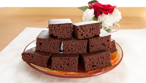 Jamie Eason is in the Bodybuilding.com kitchen to share some of her favorite clean recipes.  Today it's Chocolate Protein Bars. Nuts Recipes, Healthy Protein Bars, Chocolate Protein Bars, Jamie Eason, Protein Bars Homemade, Protein Cake, Protein Bar Recipes, Baking Cocoa, Nut Recipes