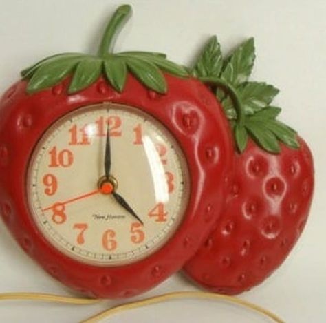 #cottagedecor #cottagecore #strawberry #clock Strawberry Kitchen, Pasta Francesa, Strawberry Fields, Strawberry Shortcake, Vintage Kitchen, Vintage 70s, Strawberries, Carnival, Clock