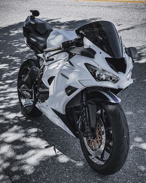 Sport Motorcycle Aesthetic, White Motorcycle Aesthetic, Kawasaki Ninja 400 White, Motorcycle White, Kawasaki Zx6r 636, Purple Motorcycle, Ninja Bike, Kawasaki Zx6r, White Motorcycle