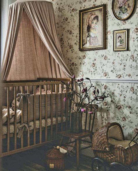 THE FLORAL WALLPAPER TREND IN GIRLS' ROOMS - Kids Interiors Vintage Baby Rooms, Vintage Inspired Nursery, Dark Nursery, Victorian Nursery, Antique Nursery, Vintage Baby Nursery, Toddler Girl Room, Kids Bedroom Inspiration, Blossom Garden