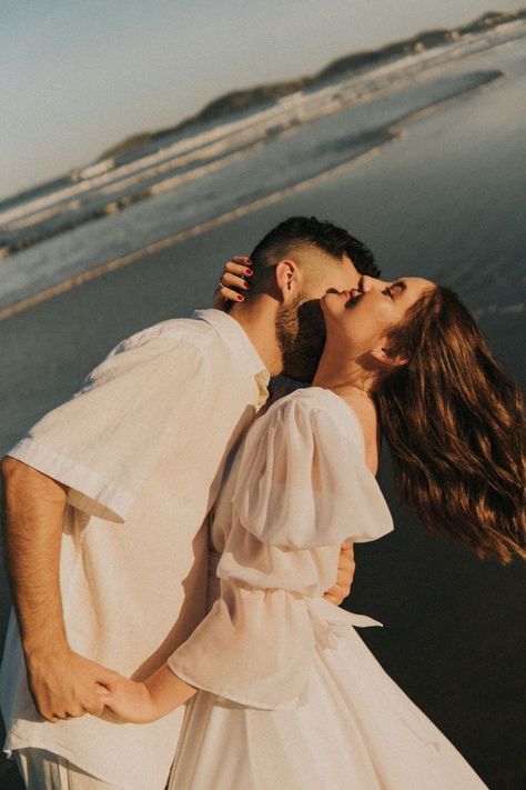 15 Best Romantic Beach Couple Poses 2024 | Beach Pictures Inspo Creative Prewedding Ideas, Couple Shoot On Beach, Pre Wedding Shoot Ideas Beach, Pre Wedding Beach Photoshoot, Beach Pre Wedding Shoot, Aesthetic Romantic Couple, Couple Vacation Pictures, Poses Reference Photo, Couple Beach Poses